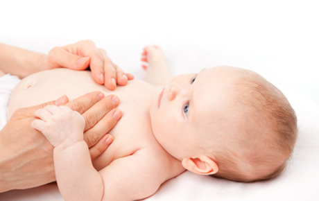 Beneficios de los masajes en los bebés